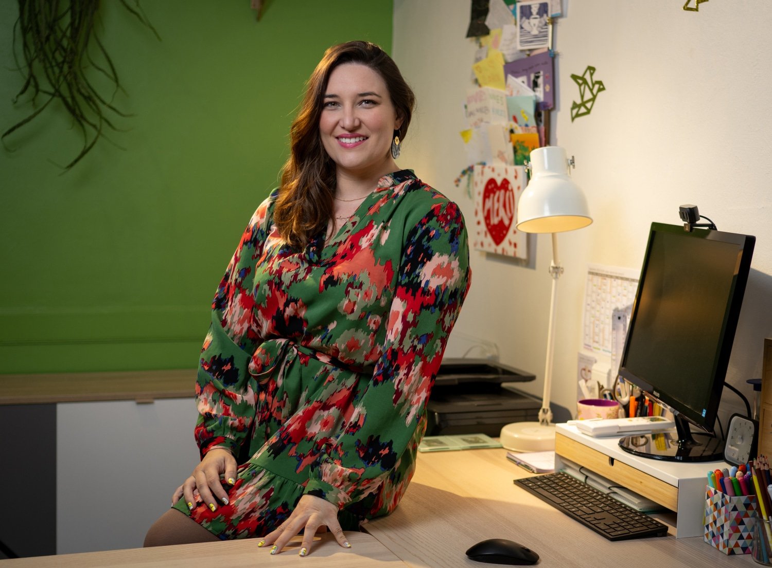 Photo de Amy Jouberton, au bureau pour ses formation à distance en e-learning
