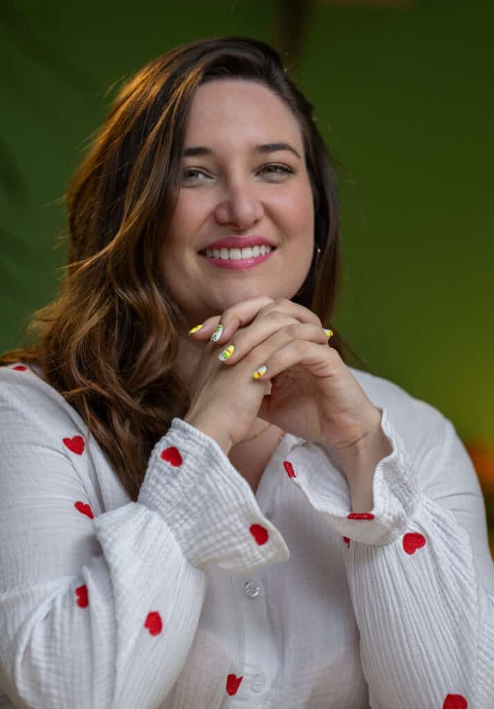 Portrait de Amy Jouberton, fondatrice de Clés de Com, souriante pour formulaire de contact