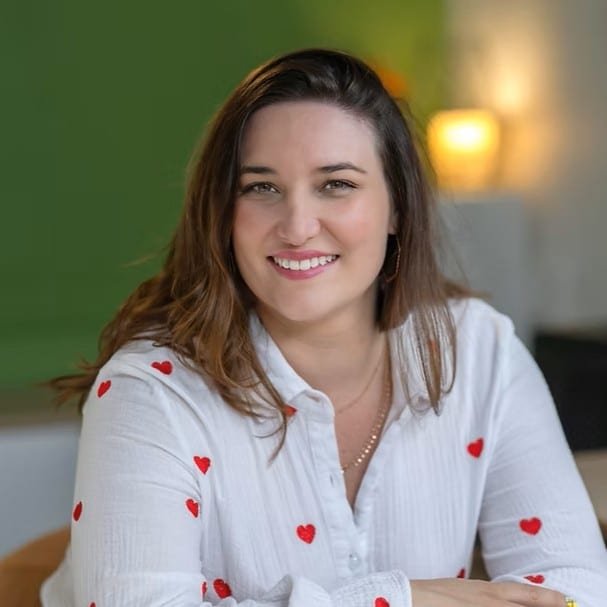 Portrait de Amy Jouberton, fondatrice de Clés de Com, souriante dans un bureau